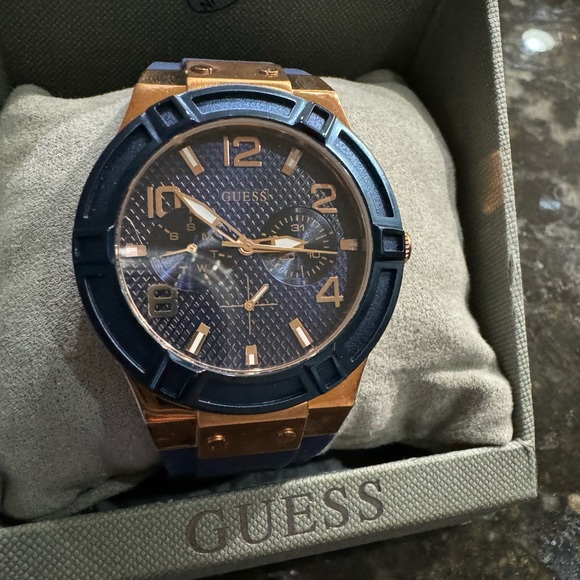 GUESS unisex Stainless Steel Watch - Picture 4 of 6